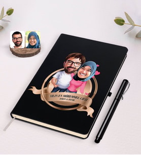 BK Gift Kişiye Özel Yılın En Mükemmel Çifti Karikatürlü Siyah Defter ve Kalem Hediye Seti-58