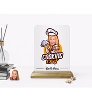 BK Gift Kişiye Özel Kadın Chef Karikatürlü Ahşap Standlı Çerçeve-15 (Beyaz)