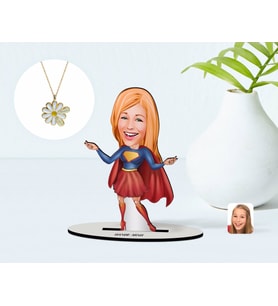 BK Gift Kişiye Özel Süper Girl Karikatürlü 3D Ahşap Biblo ve İsimli Tarihli Papatya Kolye Seti (Model 1)