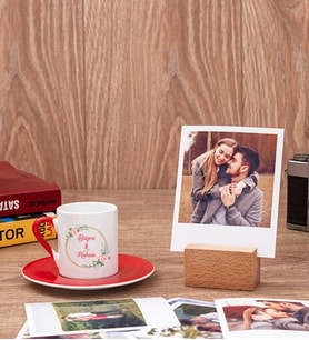 İki İsimli Çiftlere Özel Kırmızı Kahve Fincanı ve Ahşap Standlı Polaroid Set