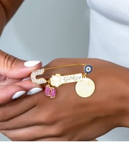 Else Silver Nazar Kaynaklı Mor Taşlı Bebek Ayağı Sallantılı İsimli İğne (Y) (Gold)