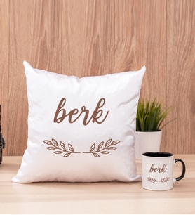 Erkeklere Hediye Kare Yastık ve Siyah Kupa Bardak