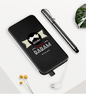 BK Gift Kişiye Özel Benim Yakışıklı Babam Siyah 5000 mAh Powerbank ve Kalem Seti (Model 1)