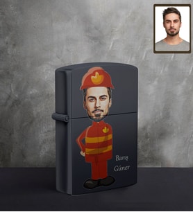 Kişiye Özel İtfaiyeci Karikatürlü UV Baskılı Siyah Benzinli Çakmak Bay-1