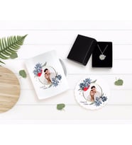 BK Gift Kişiye Özel Sevgililer Günü Temalı İsimli Fotoğraflı Kupa Bardak Altlığı ve İsimli Silver Papatya Kolye Seti-34 (Model 1)