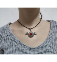 Melek Aparatlı Kalp İşlemeli Kanaviçe Kolye