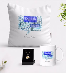 BK Gift Kişiye Özel İngilizce Öğretmeni Beyaz Kupa Yastık ve İsimli Papatya Kolye Hediye Seti-4 (Model 1)