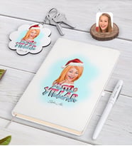 BK Gift Kişiye Özel Kadın Yeni Yıl Karikatürlü Beyaz Defter Kalem ve Anahtarlık Hediye Seti-3 (Model 1)