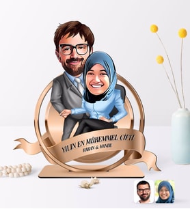 BK Gift Kişiye Özel Yılın En Mükemmel Çifti Karikatürlü 3D Ahşap Biblo Plaket-59 (Beyaz)