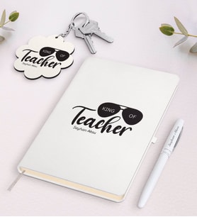 BK Gift Kişiye Özel Öğretmenin Kralı Beyaz Defter Kalem ve Anahtarlık Hediye Seti (Model 1)