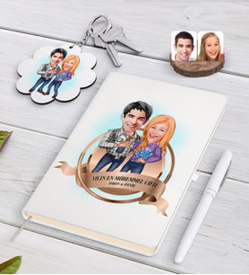 BK Gift Kişiye Özel Yılın En Mükemmel Çifti Karikatürlü Beyaz Defter Kalem ve Anahtarlık Hediye Seti-50 (Model 1)