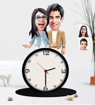 BK Gift Kişiye Özel Sevgililer Karikatürlü Ahşap Biblo Masa Saati-20 (Çok Renkli)