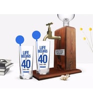 BK Gift Kişiye Özel Renkli Baskılı Life Begins At 40 Tasarımlı İkili Vodka Bardağı ve Ahşap Vodka Standı Hediye Seti-1 (Model 1)