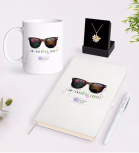 BK Gift Kişiye Özel Okulda Ünlüyüm Beyaz Kupa Defter Kalem ve İsimli Papatya Kolye Hediye Seti-1 (Model 1)