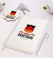 BK Gift Kişiye Özel Almanca Öğretmeni Beyaz Defter Kalem Ve Anahtarlık Hediye Seti (Model 1)
