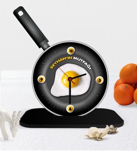 BK Gift Kişiye Özel Dekoratif Mutfak Tava Ahşap Masaüstü Saat - 1 (Çok Renkli)