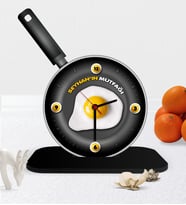 BK Gift Kişiye Özel Dekoratif Mutfak Tava Ahşap Masaüstü Saat - 1 (Çok Renkli)