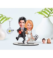 BK Gift Kişiye Özel Sevgililer Karikatürlü 3D Ahşap Biblo ve İsimli Silver Papatya Anahtarlık-15 (Model 1)