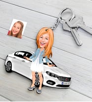 BK Gift Kişiye Özel Bayan FIAT Egea Figürlü Plakalı Ahşap Karikatür Anahtarlık-2 (Beyaz)