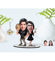 BK Gift Kişiye Özel Sevgililer Karikatürlü 3D Ahşap Biblo ve İsimli Gold Papatya Anahtarlık-18 (Model 1)