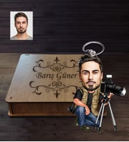 Kişiye Özel Fotoğrafçı Karikatürlü  Ahşap Anahtarlık Kutulu Bay-2