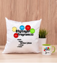 Bilgisayar Programcısı Kare Yastık ve Yeşil Kupa Bardak