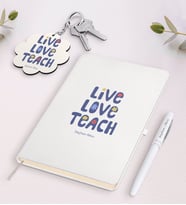 BK Gift Kişiye Özel Yaşa Sev Öğret Beyaz Defter Kalem ve Anahtarlık Hediye Seti-1 (Model 1)