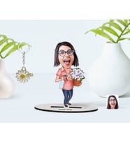 BK Gift Kişiye Özel Ev Hanımı Karikatürlü 3D Ahşap Biblo ve İsimli Gold Papatya Anahtarlık-2 (Model 1)