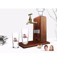 BK Gift Kişiye Özel Renkli Baskılı Sevgililer Karikatürlü İkili Rakı Bardağı ve Ahşap Rakı Standı Hediye Seti-11 (Model 1)