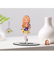 BK Gift Kişiye Özel Kadın Karikatürlü 3D Ahşap Biblo ve İsimli Gold Papatya Anahtarlık (Model 1)