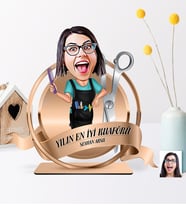 BK Gift Kişiye Özel Yılın En İyi Bayan Kuaförü Karikatürlü 3D Ahşap Biblo Plaket