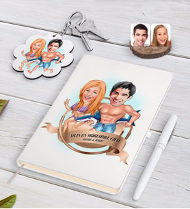 BK Gift Kişiye Özel Yılın En Mükemmel Çifti Karikatürlü Beyaz Defter Kalem ve Anahtarlık Hediye Seti-8 (Model 1)