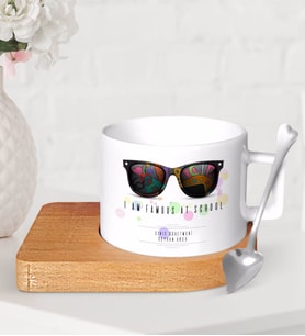 BK Gift Kişiye Özel Okulda Ünlüyüm Ahşap Altlıklı Seramik Fincan-1 (Beyaz)