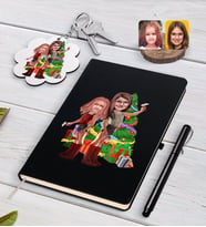 BK Gift Kişiye Özel Yeni Yıl Kız Kardeşler Karikatürlü Siyah Defter Kalem ve Anahtarlık Hediye Seti-2 (Model 1)