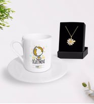 BK Gift Kişiye Özel En İyi Sınıf Öğretmeni Türk Kahvesi Fincanı ve İsimli Papatya Kolye Hediye Seti-4 (Model 1)