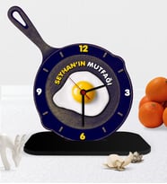BK Gift Kişiye Özel Dekoratif Mutfak Tava Ahşap Masaüstü Saat - 3 (Çok Renkli)