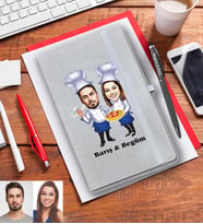 Kişiye Özel Aşçı Sevgili Karikatürlü Gri Defter Kalem Hediye Seti Model-1
