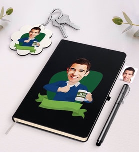 BK Gift Kişiye Özel Erkek En İyi Öğretmen Karikatürlü Siyah Defter Kalem Ve Anahtarlık Hediye Seti-1 (Model 1)