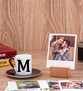 Baş Harfli Siyah Türk Kahvesi Fincanı ve Ahşap Standlı Polaroid Set