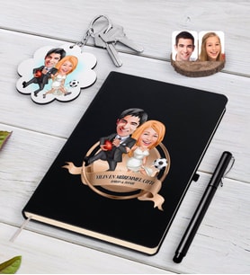 BK Gift Kişiye Özel Yılın En Mükemmel Çifti Karikatürlü Siyah Defter Kalem ve Anahtarlık Hediye Seti-15 (Model 1)