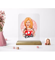 BK Gift Kişiye Özel Kadın Youtuber Karikatürlü Ahşap Standlı Çerçeve-1 (Beyaz)