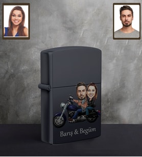 Kişiye Özel Motorcu Sevgili Karikatürlü UV Baskılı Siyah Benzinli Çakmak Mod 3