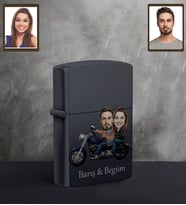 Kişiye Özel Motorcu Sevgili Karikatürlü UV Baskılı Siyah Benzinli Çakmak Mod 3