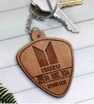 BK Gift Kişiye Özel İsimli Plakalı Isuzu Ahşap Anahtarlık-2 (Beyaz)