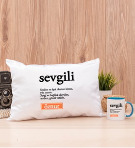 Sevgili Kelime Anlamı Dikdörtgen Yastık ve Mavi Kupa Bardak