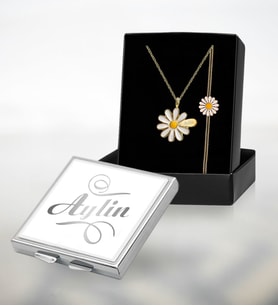 BK Gift Kişiye Özel İsimli Papatya Kolye Bileklik ve İsimli Metal Kare Ayna Set, Sevgiliye Hediye, Arkadaşa Hediye