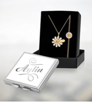 BK Gift Kişiye Özel İsimli Papatya Kolye Bileklik ve İsimli Metal Kare Ayna Set, Sevgiliye Hediye, Arkadaşa Hediye