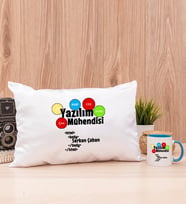 Yazılım Mühendisi Dikdörtgen Yastık ve Mavi Kupa Bardak