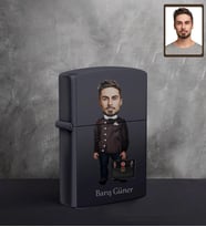 Kişiye Özel Seksenler Siyah Önlük Karikatürlü UV Baskılı Siyah Benzinli Çakmak Bay-1