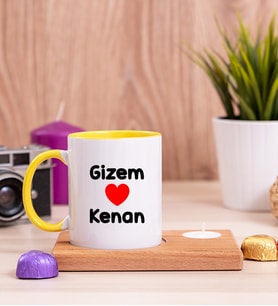 Sevgililere Özel İsim Yazılı Ahşap Altlıklı Mumlu Sarı Kupa Bardak